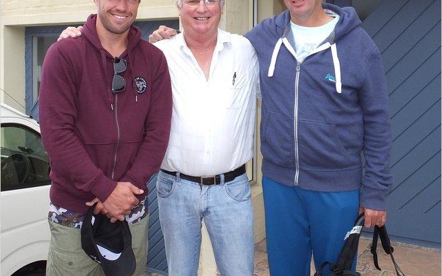 Vlnr is Kaptein AB de Villiers, wat Sondag nog ‘n honderdtal gemoker het, Francois de Jongh en Claude Henderson, die Proteas se boulafrigter. Francois was in 1989 Claude se afrigter tydens die SA Plattelandse Skole Krieketspan se toer na Engeland.